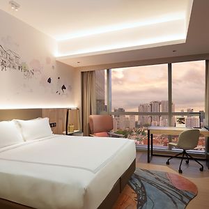 Studio Executive Kitchenette & Lounge Access